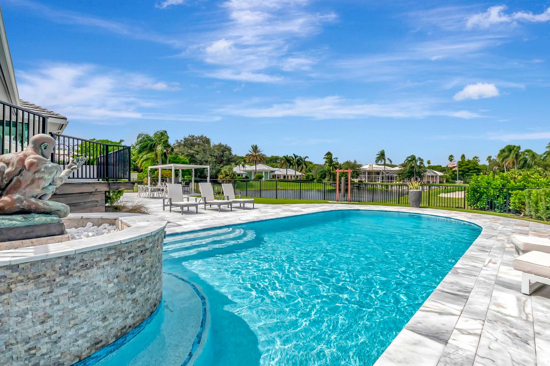 Под контрактом: $4,900,000 (5 спален, 4 ванн, 5350 Квадратных фут)