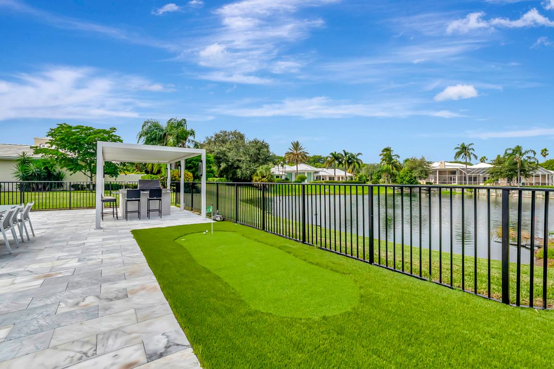 Под контрактом: $4,900,000 (5 спален, 4 ванн, 5350 Квадратных фут)