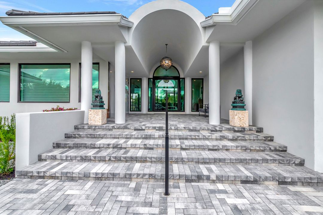 Под контрактом: $4,900,000 (5 спален, 4 ванн, 5350 Квадратных фут)