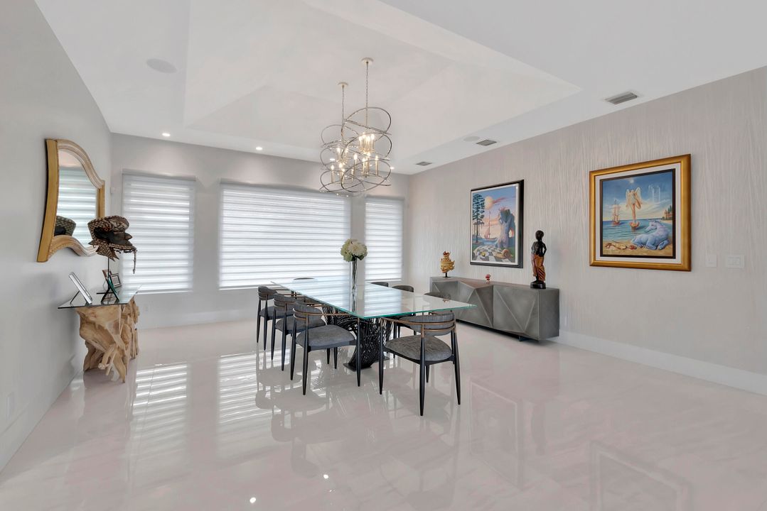 Под контрактом: $4,900,000 (5 спален, 4 ванн, 5350 Квадратных фут)