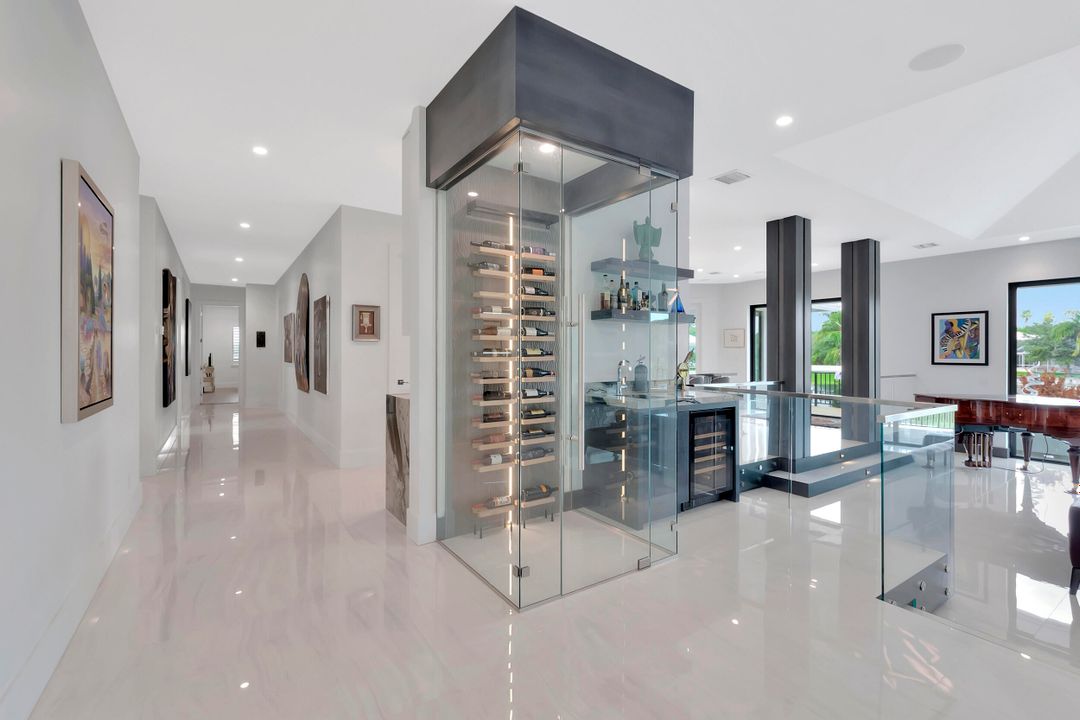 Под контрактом: $4,900,000 (5 спален, 4 ванн, 5350 Квадратных фут)