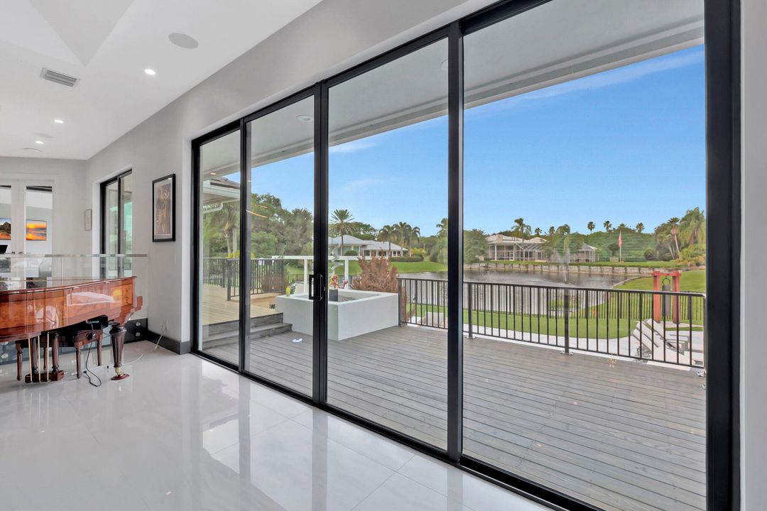 Под контрактом: $4,900,000 (5 спален, 4 ванн, 5350 Квадратных фут)