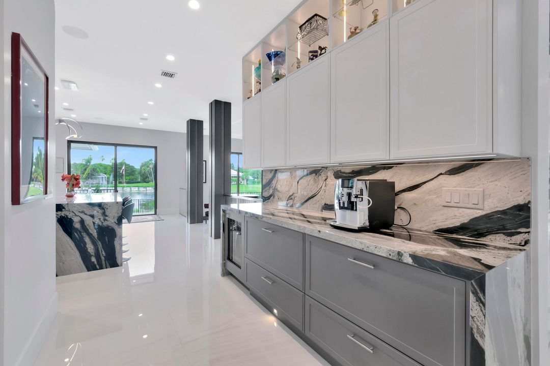 Под контрактом: $4,900,000 (5 спален, 4 ванн, 5350 Квадратных фут)