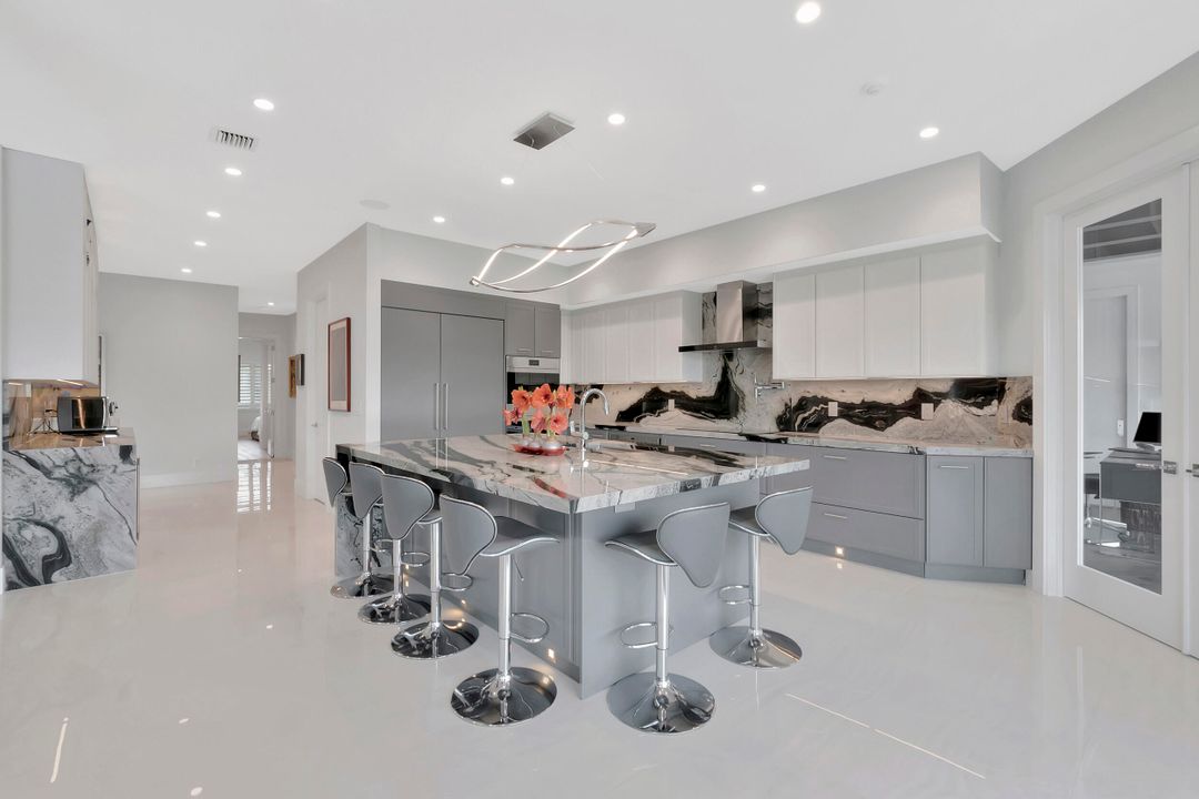 Под контрактом: $4,900,000 (5 спален, 4 ванн, 5350 Квадратных фут)