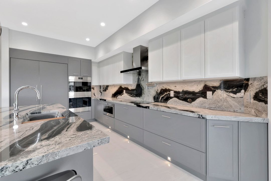 Под контрактом: $4,900,000 (5 спален, 4 ванн, 5350 Квадратных фут)