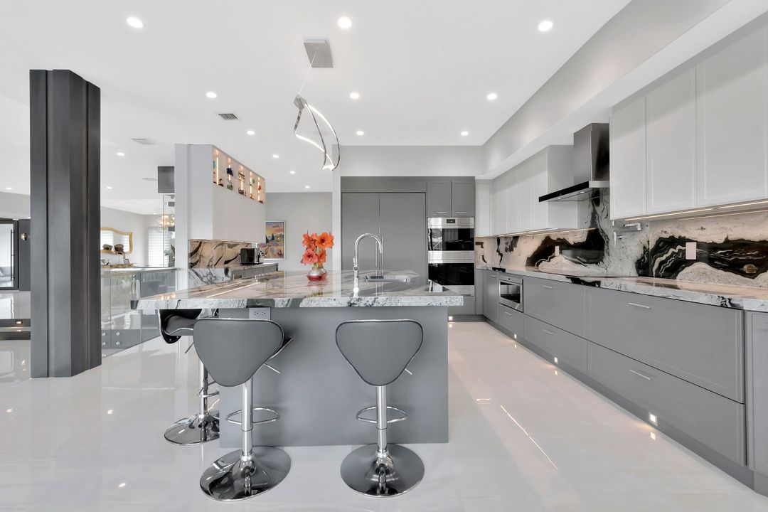 Под контрактом: $4,900,000 (5 спален, 4 ванн, 5350 Квадратных фут)