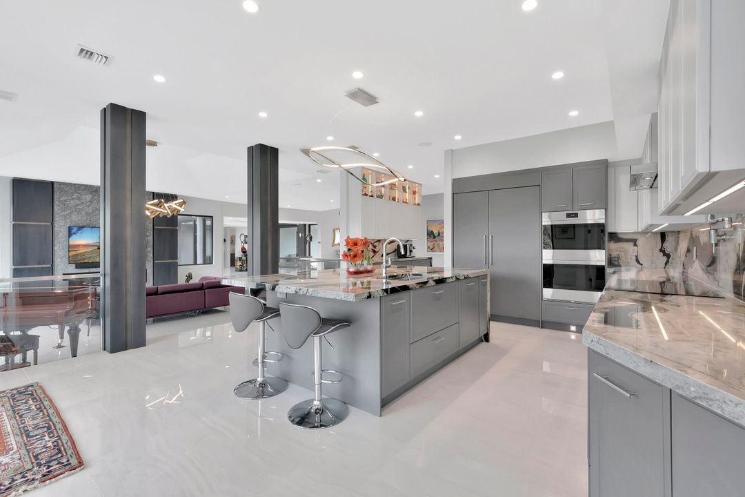 Под контрактом: $4,900,000 (5 спален, 4 ванн, 5350 Квадратных фут)