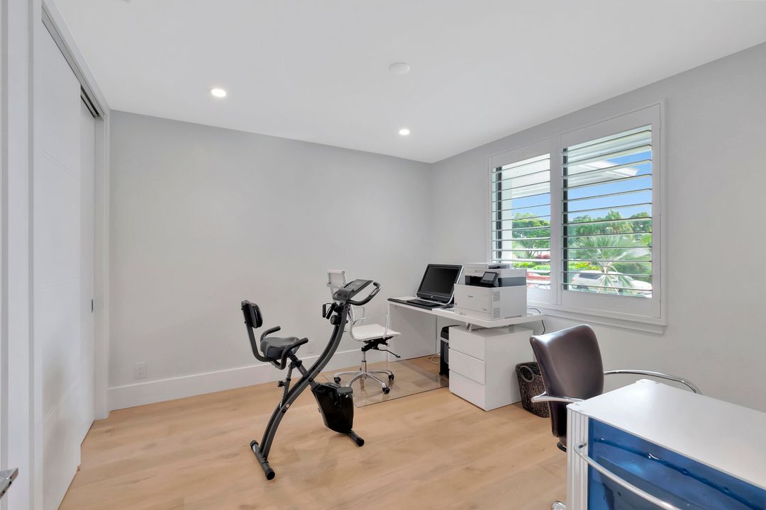 Под контрактом: $4,900,000 (5 спален, 4 ванн, 5350 Квадратных фут)