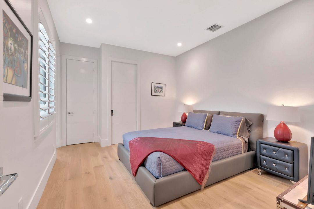 Под контрактом: $4,900,000 (5 спален, 4 ванн, 5350 Квадратных фут)