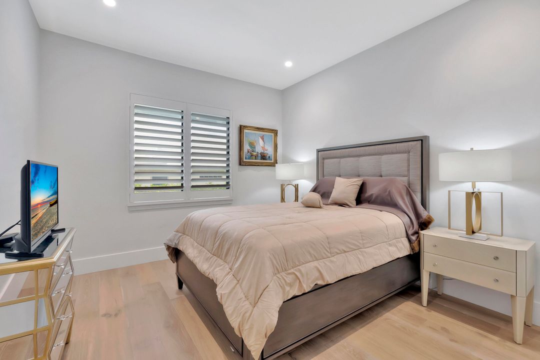 Под контрактом: $4,900,000 (5 спален, 4 ванн, 5350 Квадратных фут)