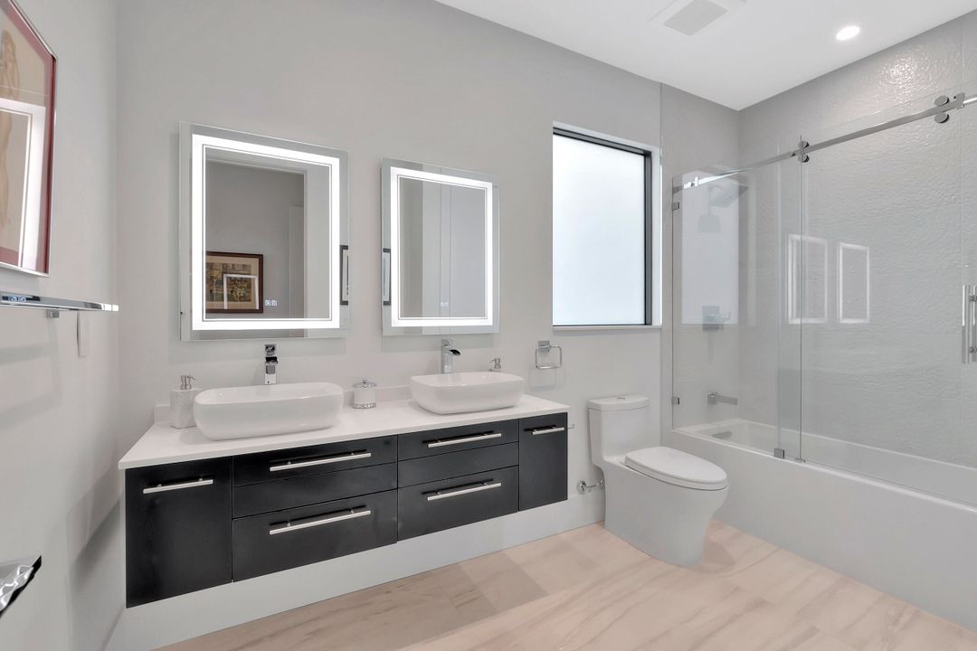 Под контрактом: $4,900,000 (5 спален, 4 ванн, 5350 Квадратных фут)