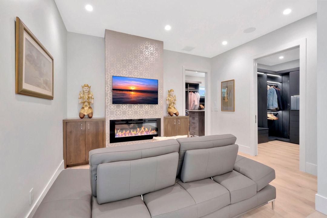 Под контрактом: $4,900,000 (5 спален, 4 ванн, 5350 Квадратных фут)