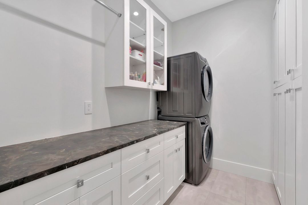 Под контрактом: $4,900,000 (5 спален, 4 ванн, 5350 Квадратных фут)