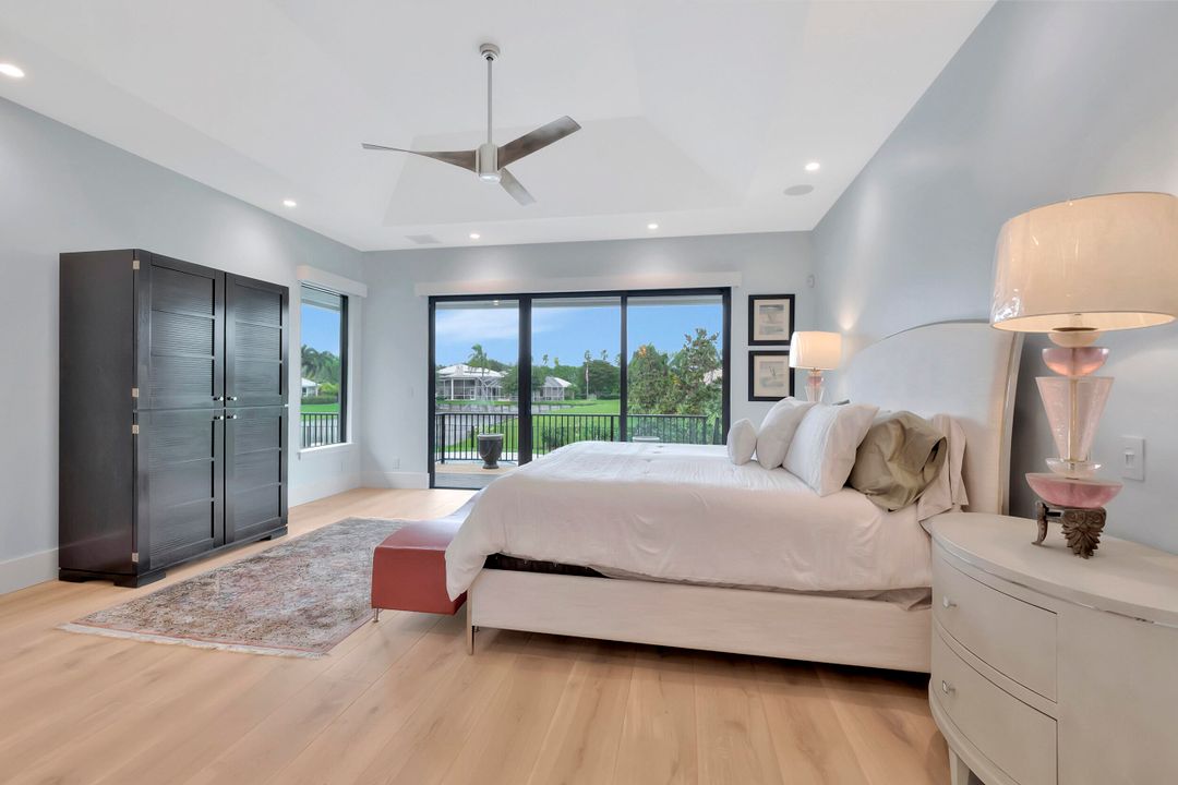 Под контрактом: $4,900,000 (5 спален, 4 ванн, 5350 Квадратных фут)