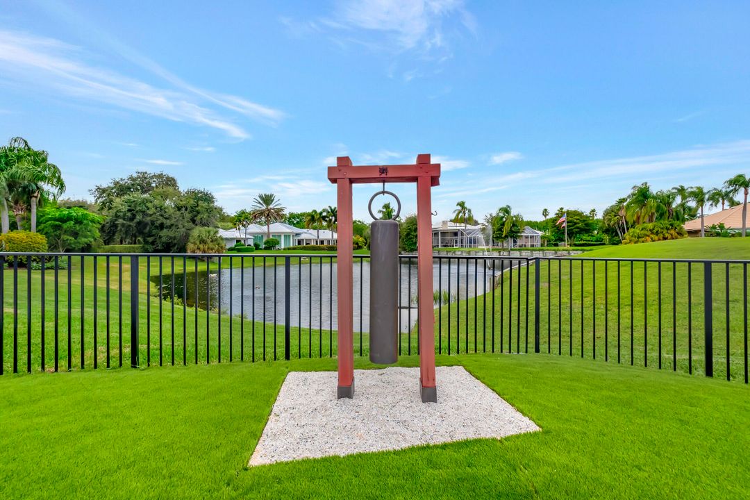 Под контрактом: $4,900,000 (5 спален, 4 ванн, 5350 Квадратных фут)