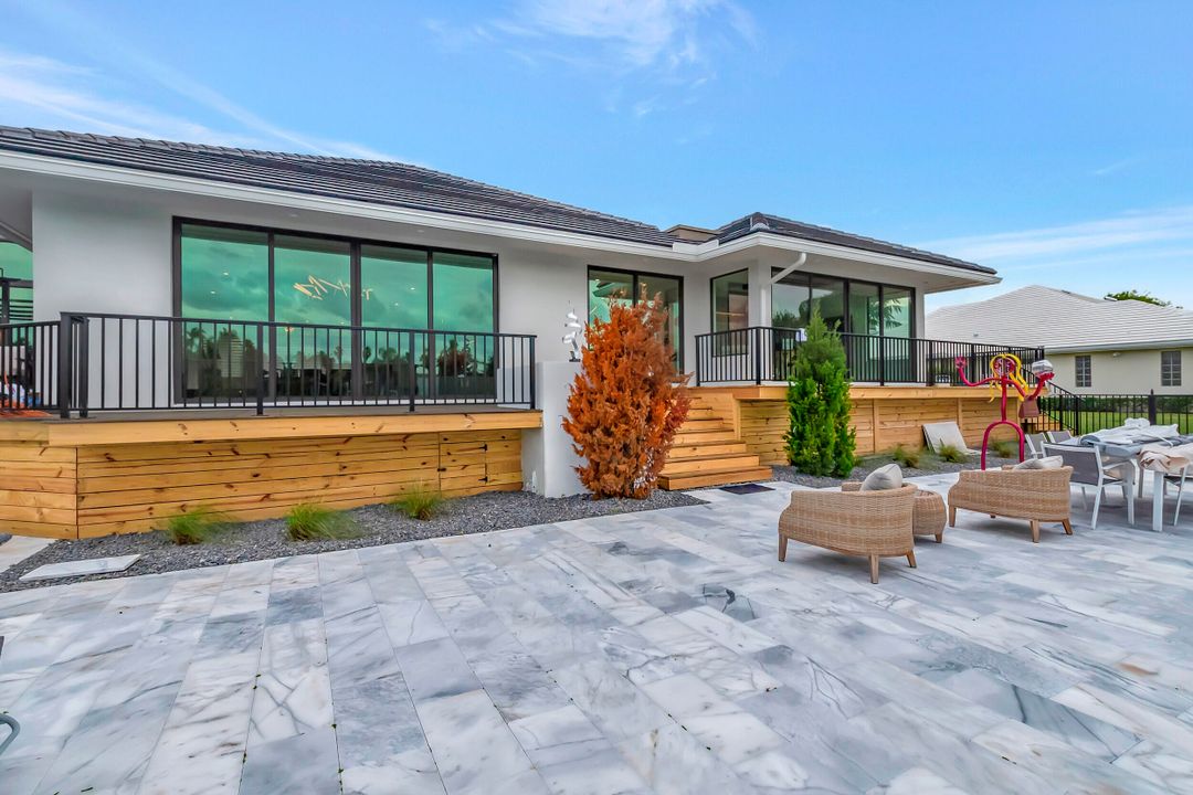 Под контрактом: $4,900,000 (5 спален, 4 ванн, 5350 Квадратных фут)