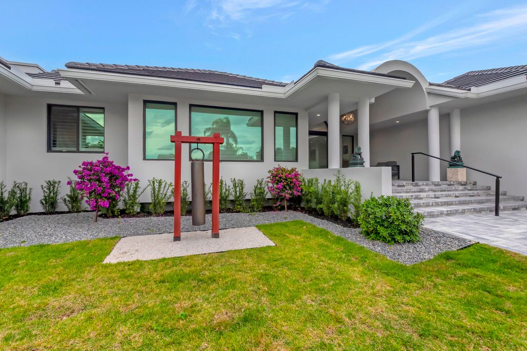 Под контрактом: $4,900,000 (5 спален, 4 ванн, 5350 Квадратных фут)