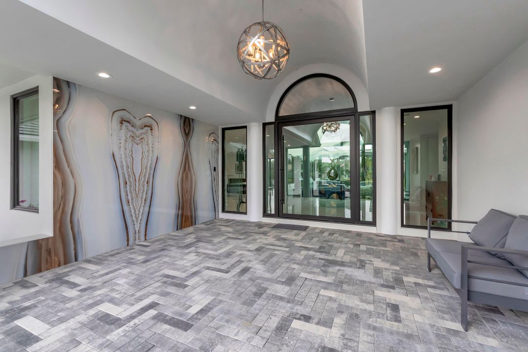 Под контрактом: $4,900,000 (5 спален, 4 ванн, 5350 Квадратных фут)