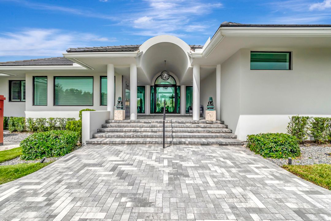 Под контрактом: $4,900,000 (5 спален, 4 ванн, 5350 Квадратных фут)