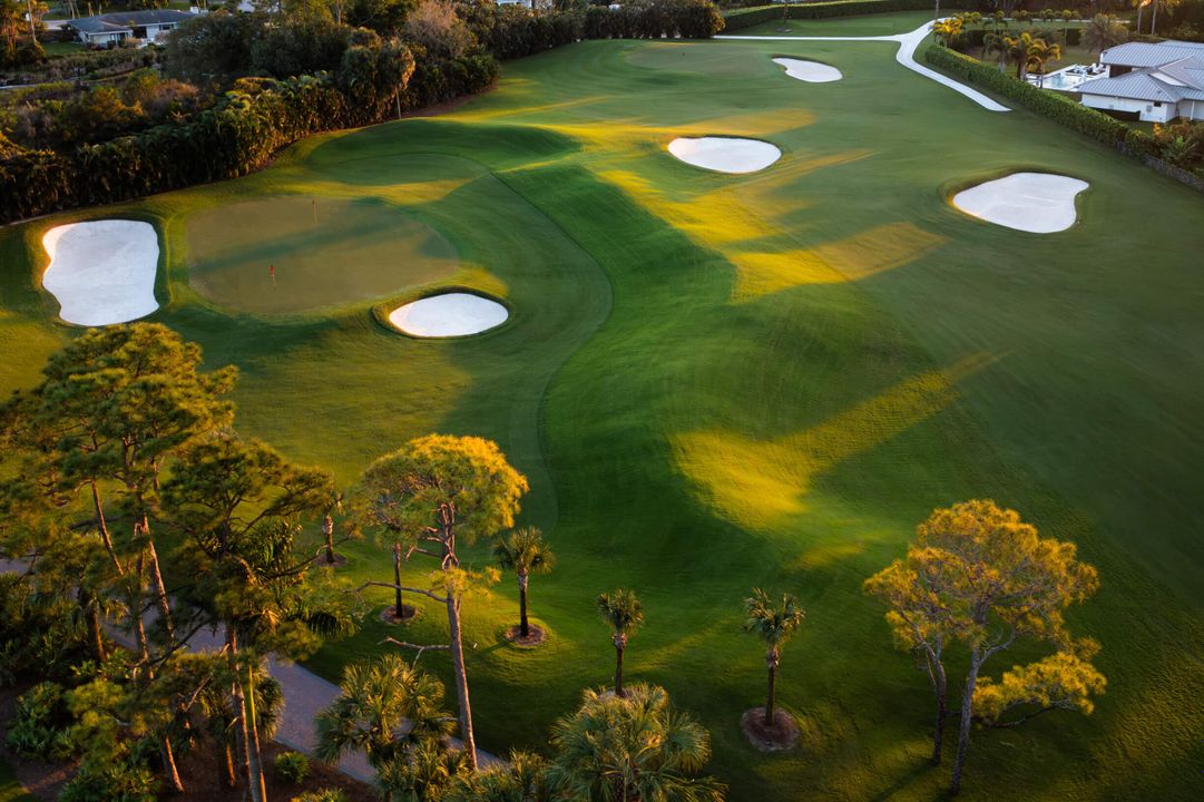 Под контрактом: $4,900,000 (5 спален, 4 ванн, 5350 Квадратных фут)