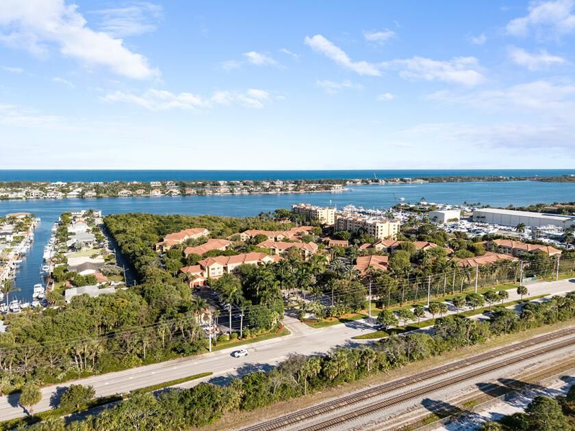 For Sale: $275,000 (2 beds, 2 baths, 1065 Square Feet)