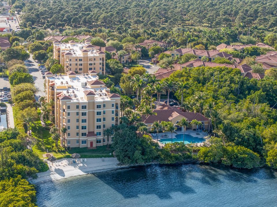 For Sale: $275,000 (2 beds, 2 baths, 1065 Square Feet)