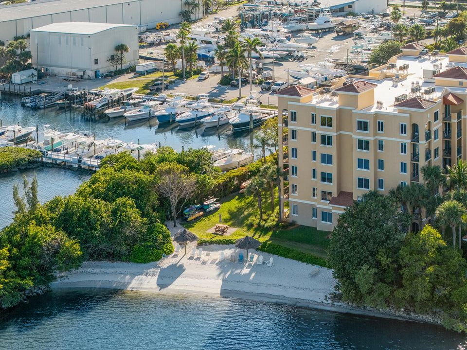 For Sale: $275,000 (2 beds, 2 baths, 1065 Square Feet)