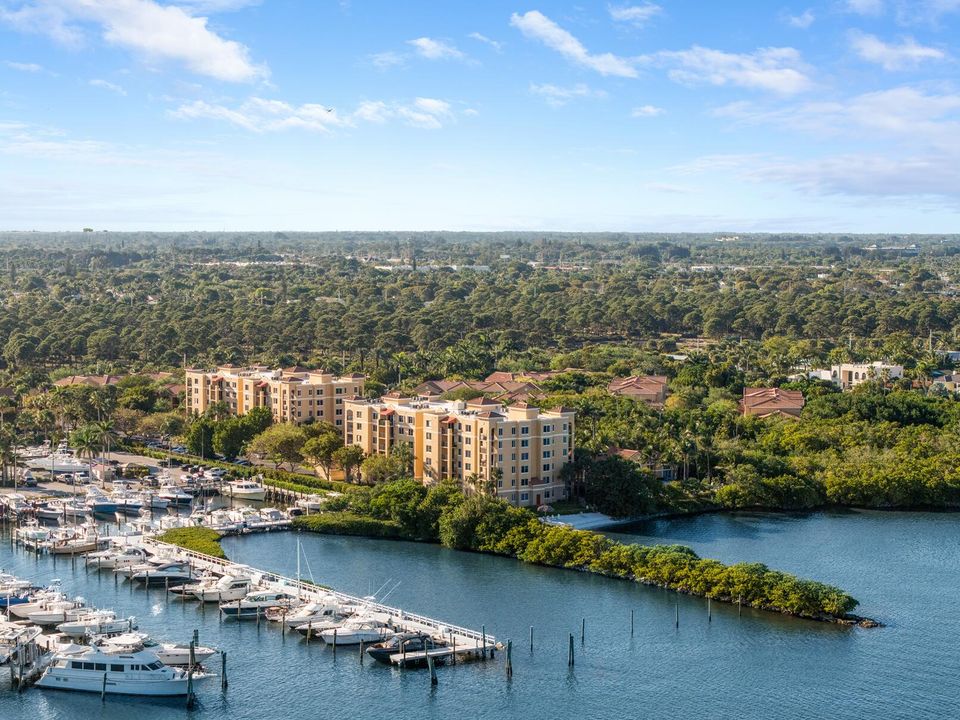 For Sale: $275,000 (2 beds, 2 baths, 1065 Square Feet)