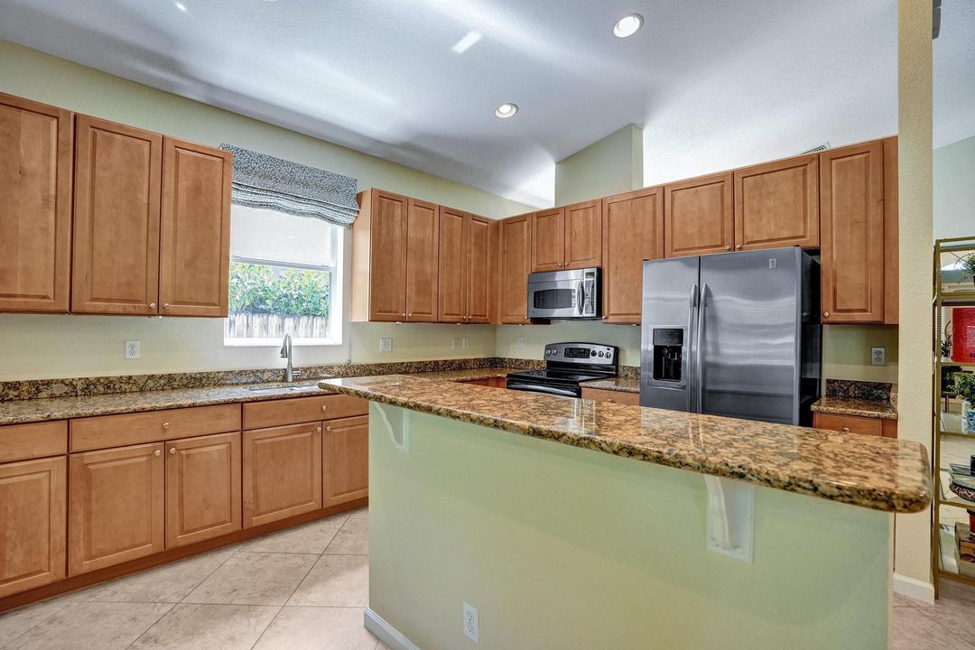 合同活跃: $509,000 (3 贝兹, 2 浴室, 2189 平方英尺)