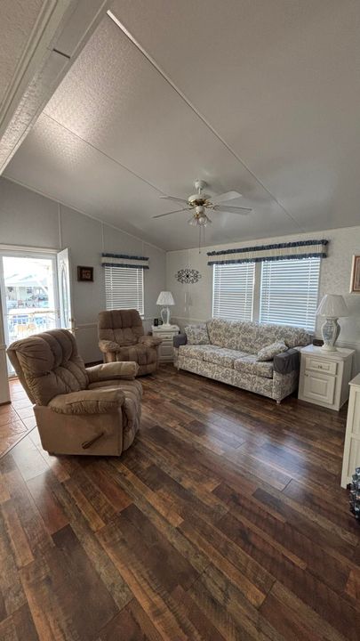 待售: $215,000 (2 贝兹, 2 浴室, 938 平方英尺)