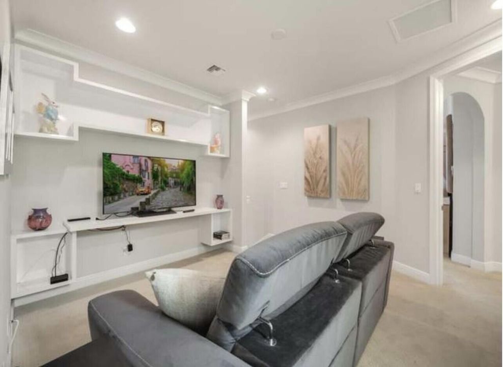 Под контрактом: $4,200 (3 спален, 2 ванн, 2154 Квадратных фут)