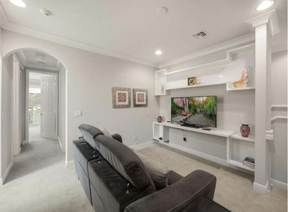 Под контрактом: $4,200 (3 спален, 2 ванн, 2154 Квадратных фут)