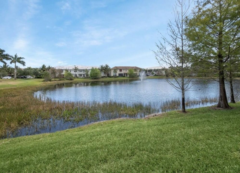 Под контрактом: $4,200 (3 спален, 2 ванн, 2154 Квадратных фут)