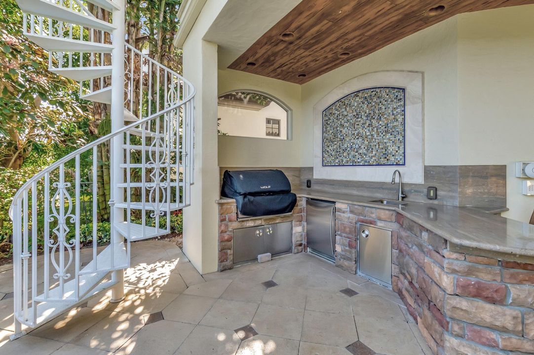 For Sale: $4,450,000 (5 beds, 6 baths, 7728 Square Feet)