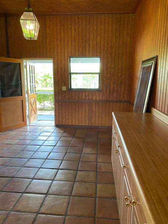 出租: $1,550 (2 贝兹, 1 浴室, 2500 平方英尺)