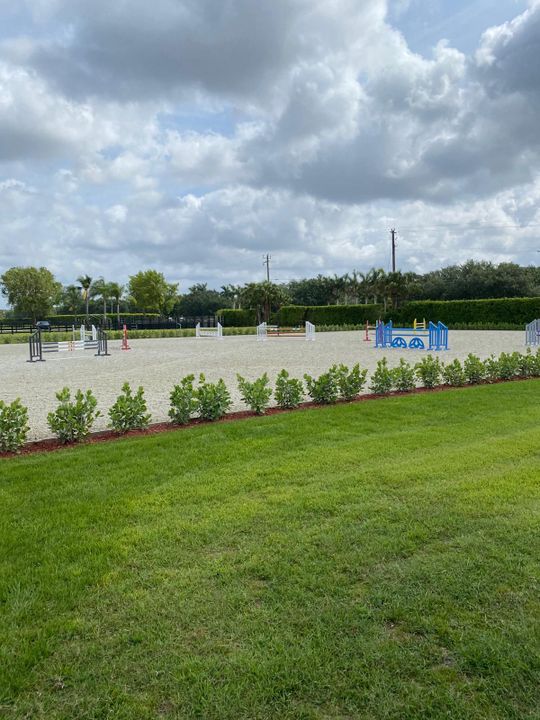 出租: $1,550 (2 贝兹, 1 浴室, 2500 平方英尺)