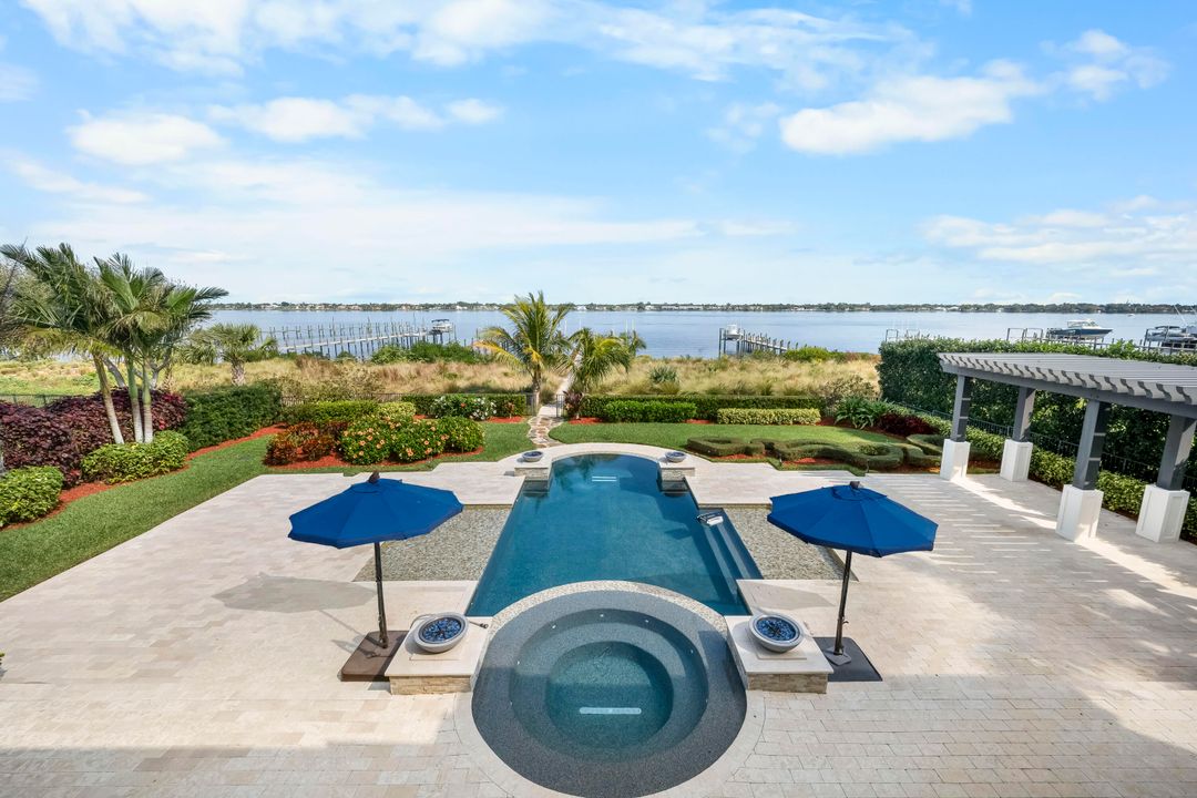 For Sale: $4,450,000 (5 beds, 7 baths, 5958 Square Feet)