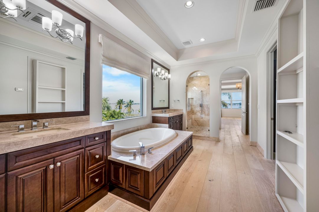 For Sale: $4,450,000 (5 beds, 7 baths, 5958 Square Feet)