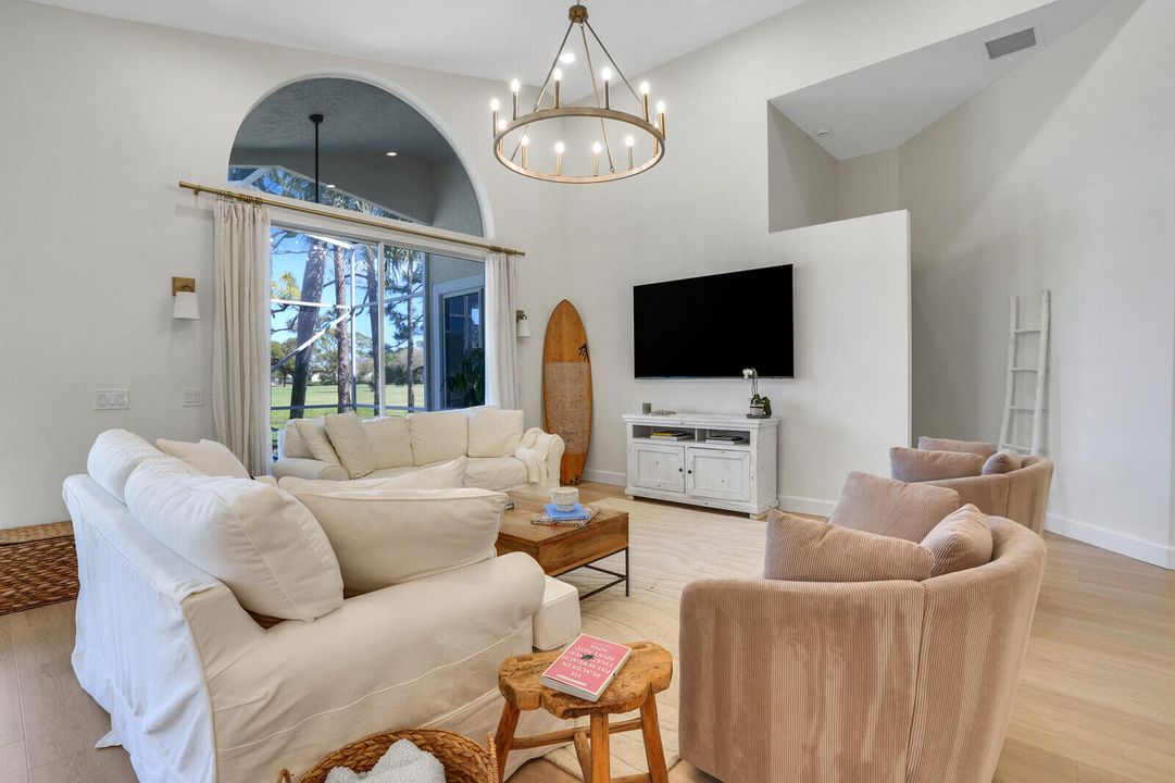 Activo con contrato: $6,400 (3 camas, 2 baños, 2006 Pies cuadrados)