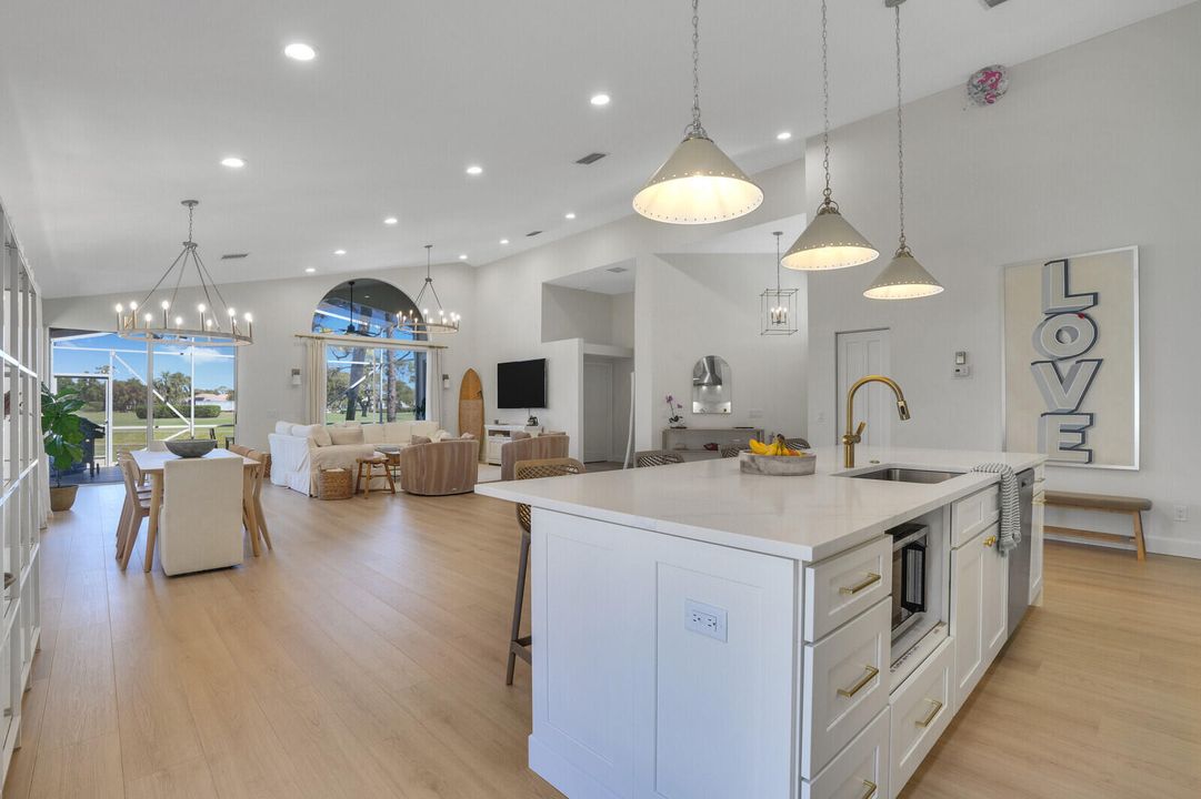 Activo con contrato: $6,400 (3 camas, 2 baños, 2006 Pies cuadrados)