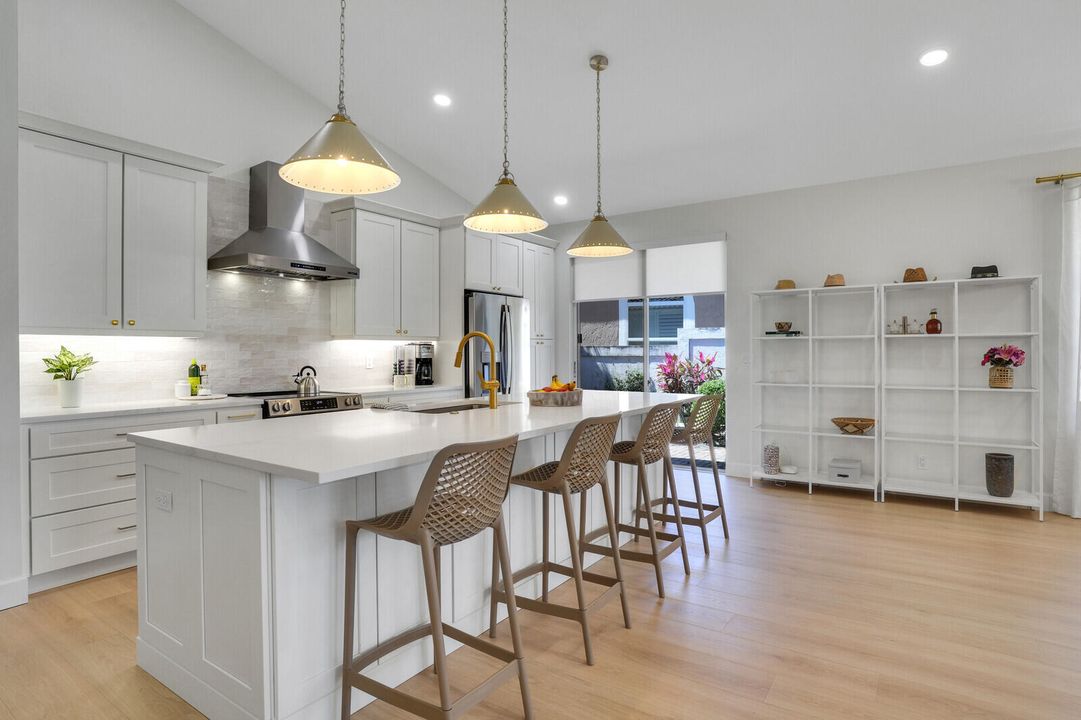 Activo con contrato: $6,400 (3 camas, 2 baños, 2006 Pies cuadrados)