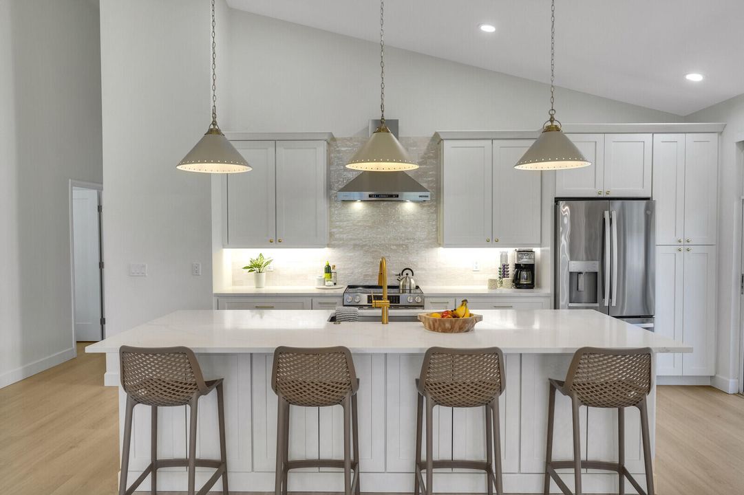 Activo con contrato: $6,400 (3 camas, 2 baños, 2006 Pies cuadrados)