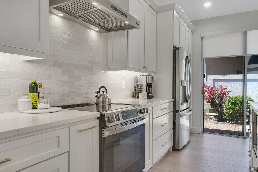 Activo con contrato: $6,400 (3 camas, 2 baños, 2006 Pies cuadrados)