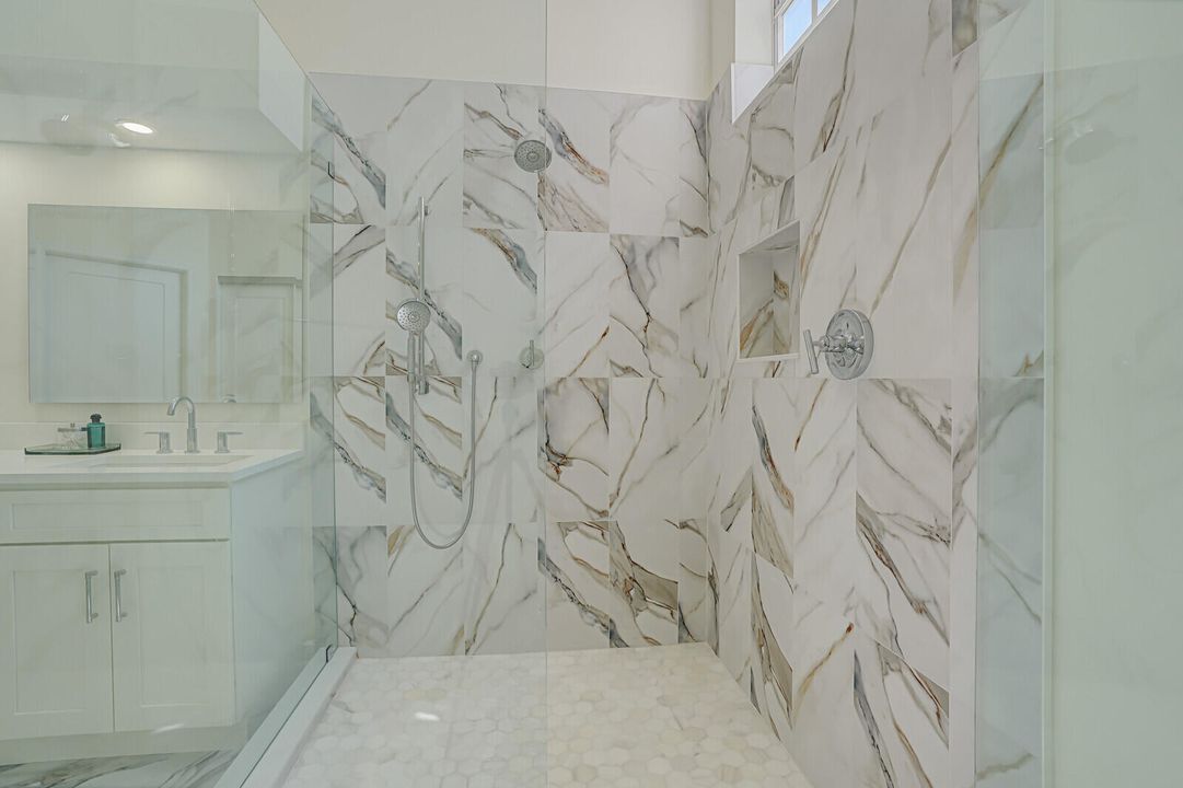 Activo con contrato: $6,400 (3 camas, 2 baños, 2006 Pies cuadrados)