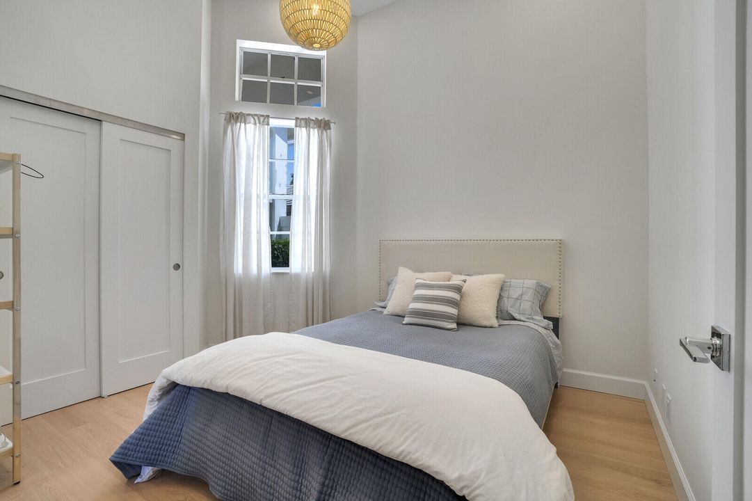 Activo con contrato: $6,400 (3 camas, 2 baños, 2006 Pies cuadrados)