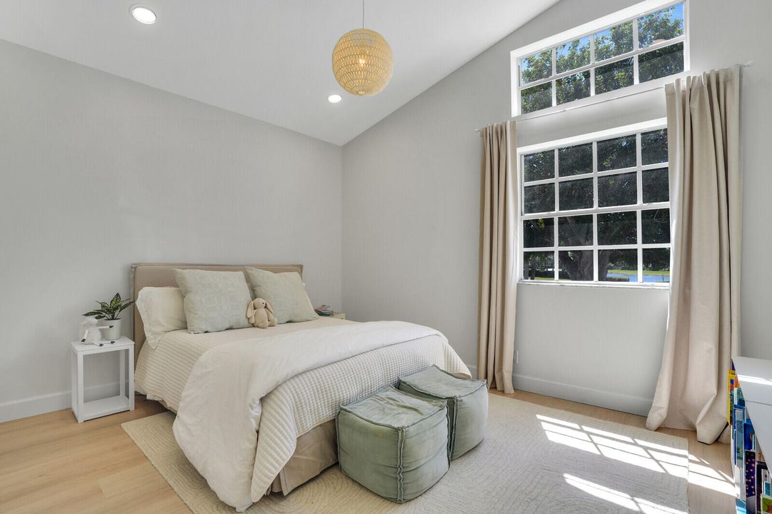 Activo con contrato: $6,400 (3 camas, 2 baños, 2006 Pies cuadrados)