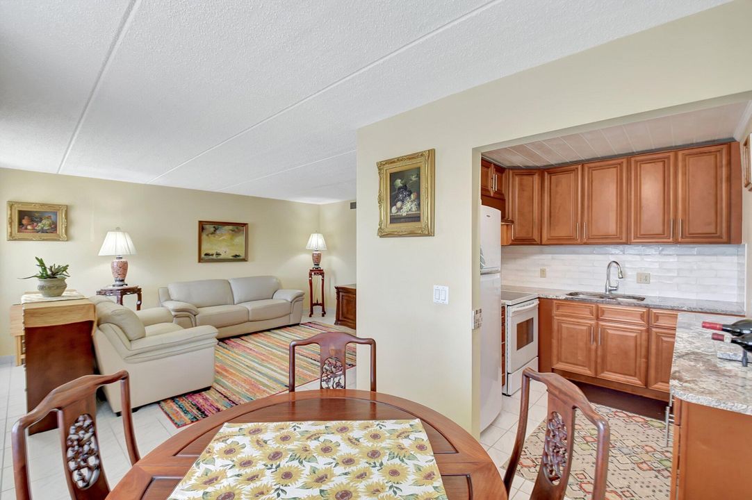 На продажу: $125,000 (2 спален, 1 ванн, 836 Квадратных фут)