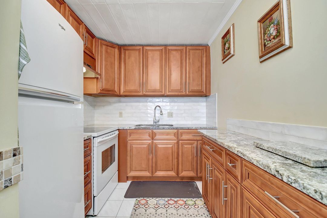 На продажу: $125,000 (2 спален, 1 ванн, 836 Квадратных фут)