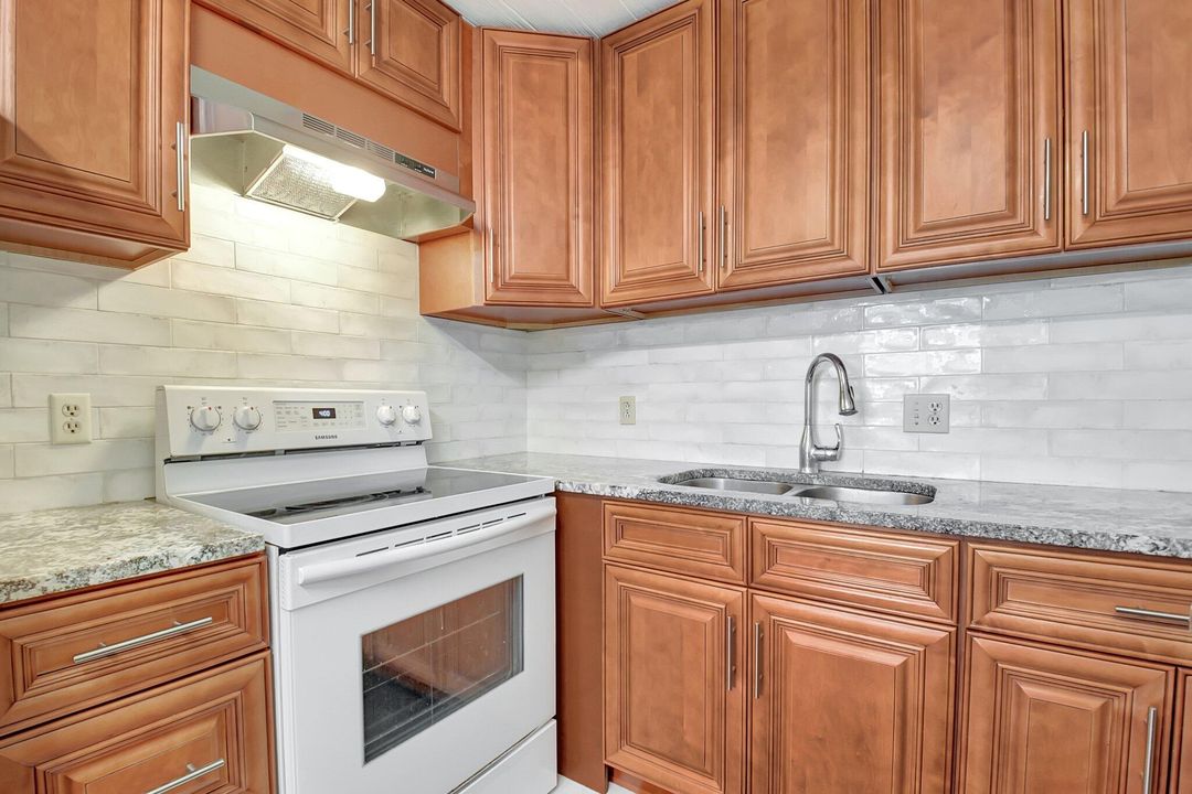 На продажу: $125,000 (2 спален, 1 ванн, 836 Квадратных фут)