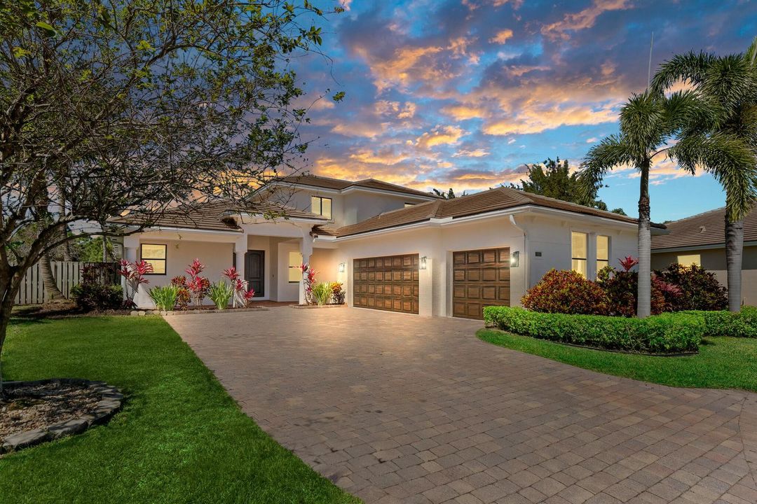 Activo con contrato: $979,000 (5 camas, 3 baños, 3012 Pies cuadrados)